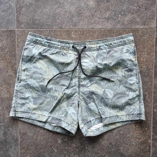 Outlet Suisse – Solderie & Neuf - Short vert plantes H&M