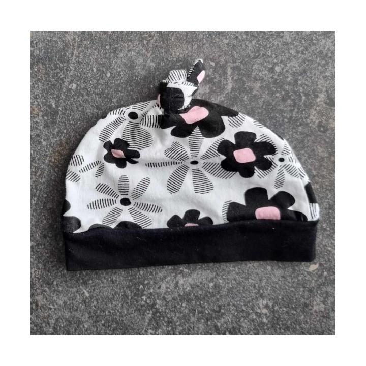 Outlet Suisse – Solderie & Neuf - Bonnet blanc bord noir et imprimés