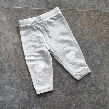 Pantalon gris petits coeurs