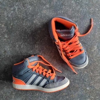 Outlet Suisse – Solderie & Neuf - Baskets Adidas grises et oranges