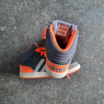 Outlet Suisse – Solderie & Neuf - Baskets Adidas grises et oranges