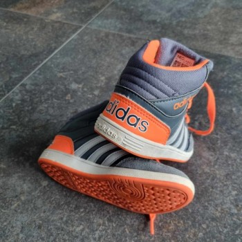 Outlet Suisse – Solderie & Neuf - Baskets Adidas grises et oranges